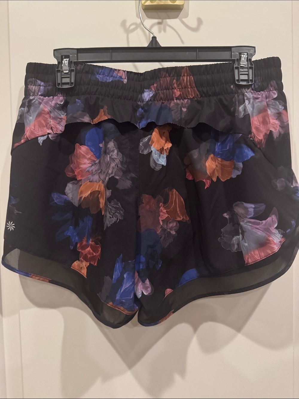 Athleta Mesh Racer Run Mid Rise Short Sz M - Picture 4 of 6